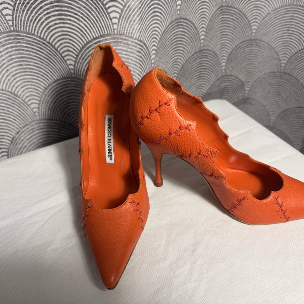 Manolo Blahnik Orange Scalloped Pointed-Toe Leather Pumps - Picture 3 of 11